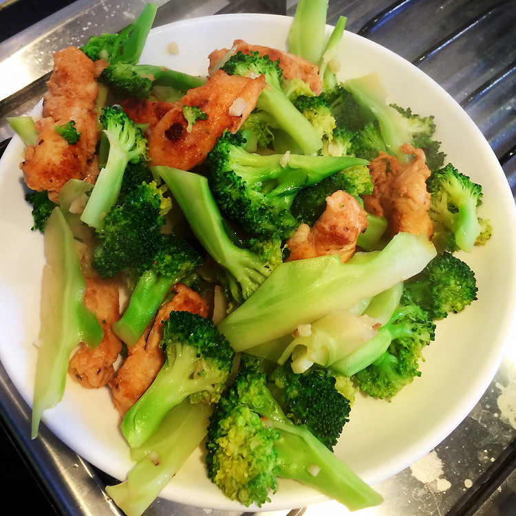 黑胡椒鸡胸肉炒西蓝花的做法