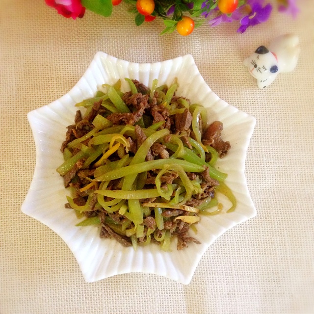 Stir fried shredded beef with lettuce