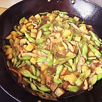 扁豆焖面(扁豆或者各种土豆等等各种蘑菇都可以)的做法图解1