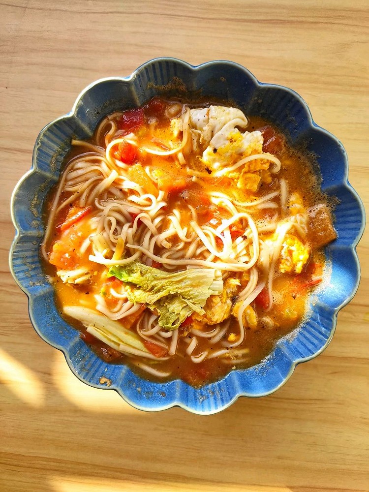 排骨墨鱼西红柿汤面的做法
