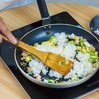海鲜时蔬炒饭的做法图解3