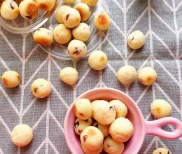#麦子厨房#小红锅制作宝宝零食～蔓越莓酥心球的做法