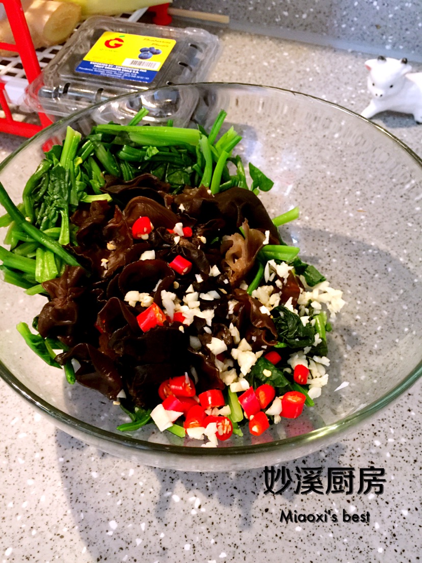 菠菜拌木耳的做法图解1