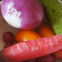 蔬菜酸奶沙拉+水果酸奶奶昔#博世红钻家厨#的做法图解1