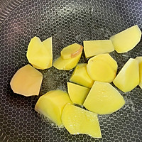 土豆炖牛腩的做法图解3