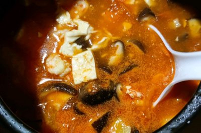 番茄豆腐虾仁砂锅煲