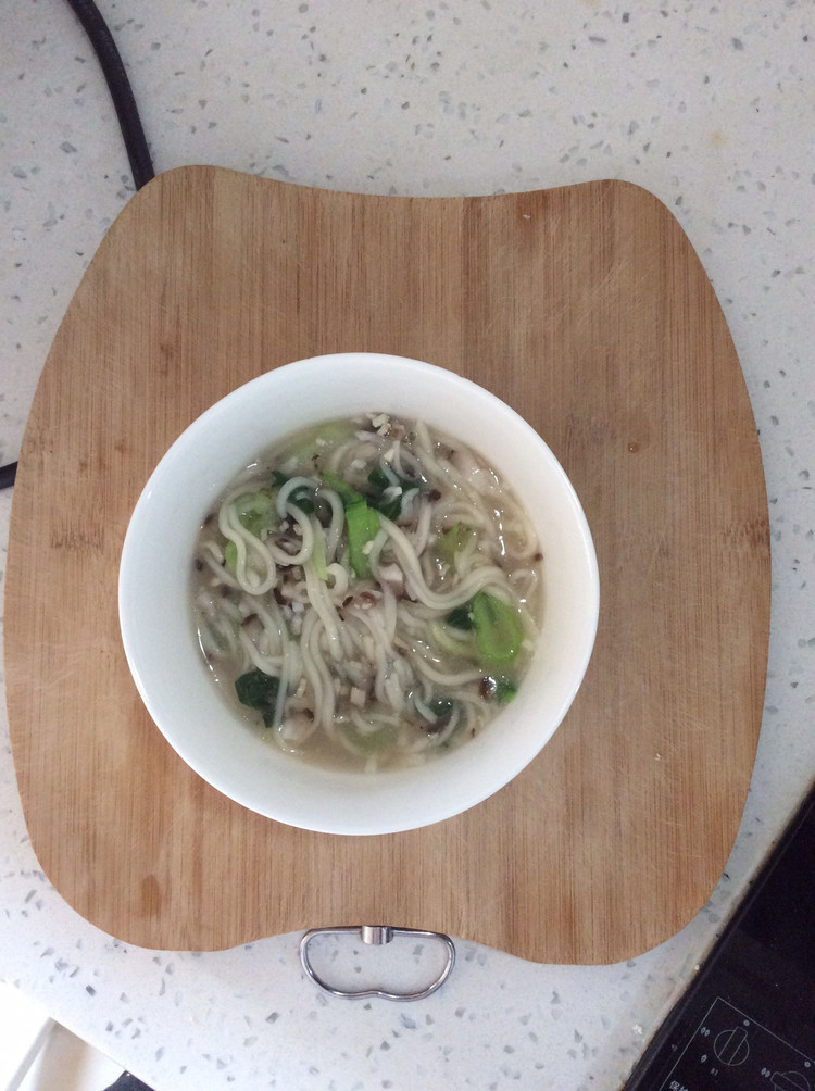 鸡肉香菇蔬菜面的做法