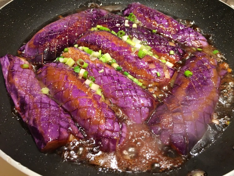 编织纹葱烧茄子的做法图解3