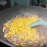 奶油培根蘑菇虾仁玉米意面的做法图解7
