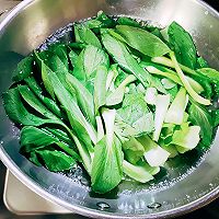 #让宝贝爱上每一顿饭#香菇油渣菜包子的做法图解3