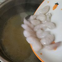 虾仁西兰花胡萝卜小米粥的做法图解4