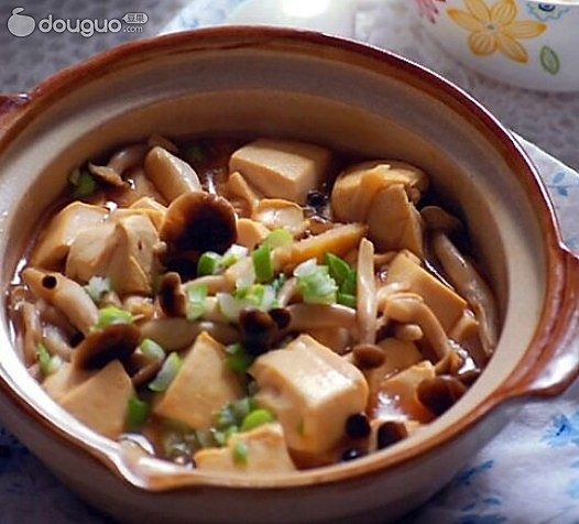 豆腐不易碎的小窍门－－砂锅蟹味菇豆腐煲