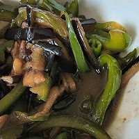 茄丝炒菜椒的做法图解5