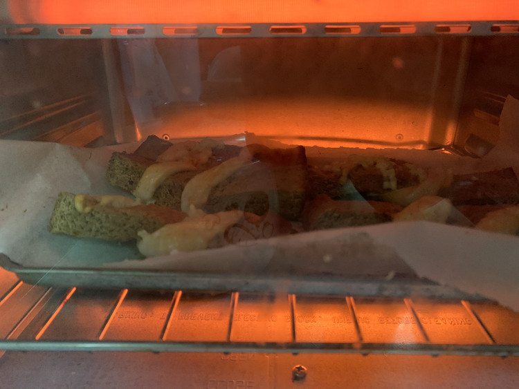蒜烤鸡胸肉面包的做法