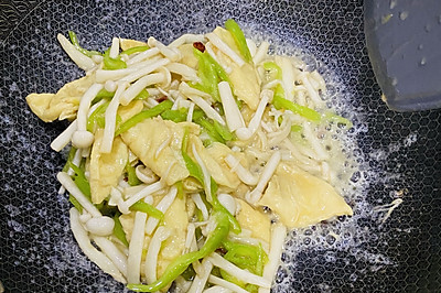 海鲜菇配青椒、豆腐角