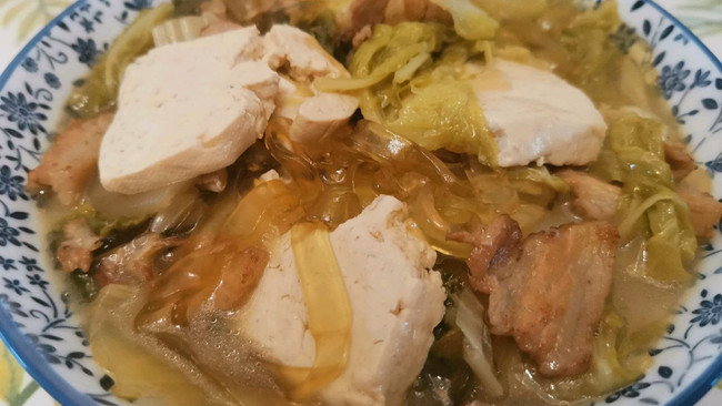 家常菜：骨汤炖大白菜豆腐五花肉粉条的做法