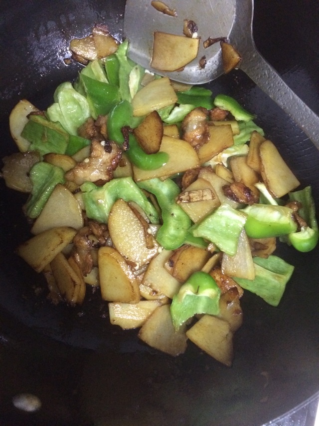 柿子椒炒土豆片的做法图解5