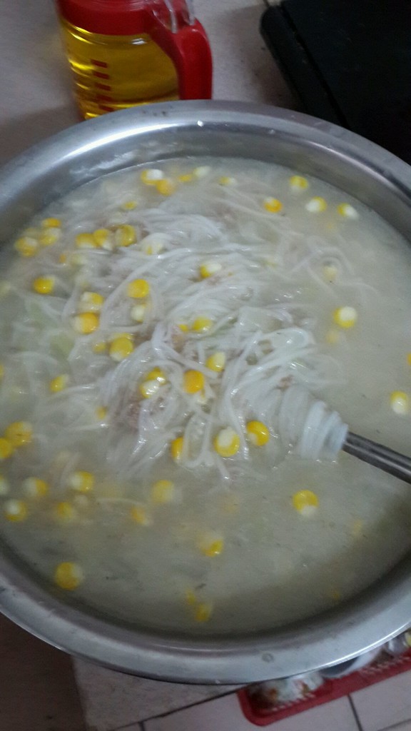 Shredded corn and vermicelli soup with zucchini