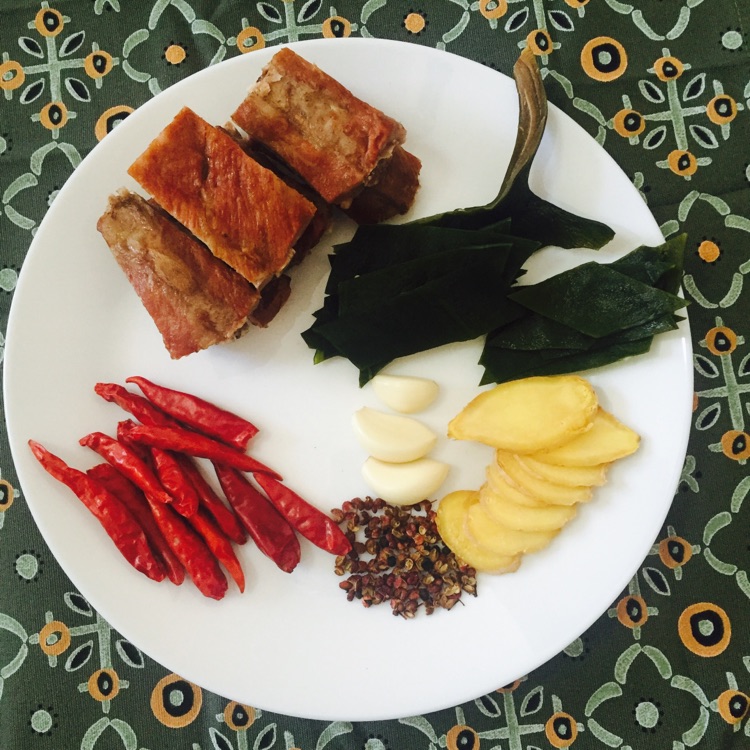 土家腊肉\腊排炖海带  家乡的味道的做法图解1