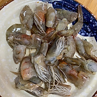 洋葱配大虾的做法图解2