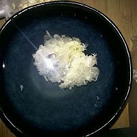 银耳莲子百合紫薯粥的做法图解2