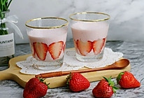 #憋在家里吃什么#草莓酸奶昔的做法