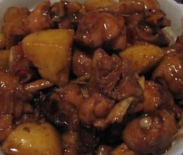 土豆炖鸡肉。