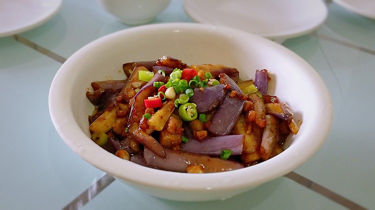 简单且美味的——肉沫茄子煲的做法