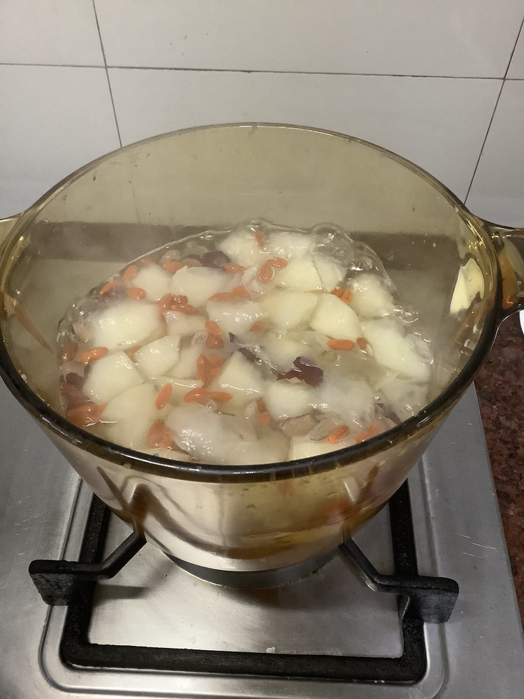 不用糖的原味雪梨银耳汤的做法