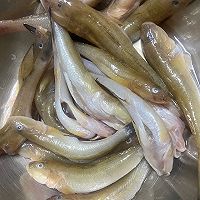 炸鱼到底用面粉还是淀粉？炸出的鱼外酥里嫩的做法图解1