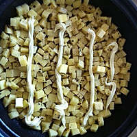 土豆鸡蛋焗腊肠的做法图解1
