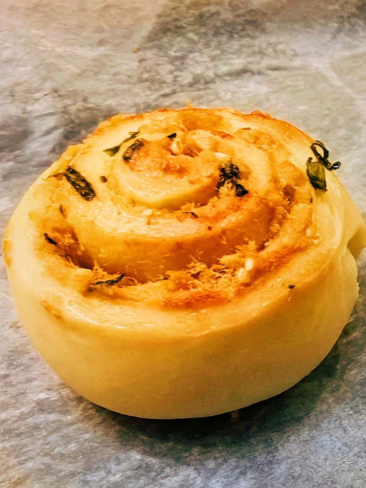 蒜香黄油肉松卷（咸口面包）的做法