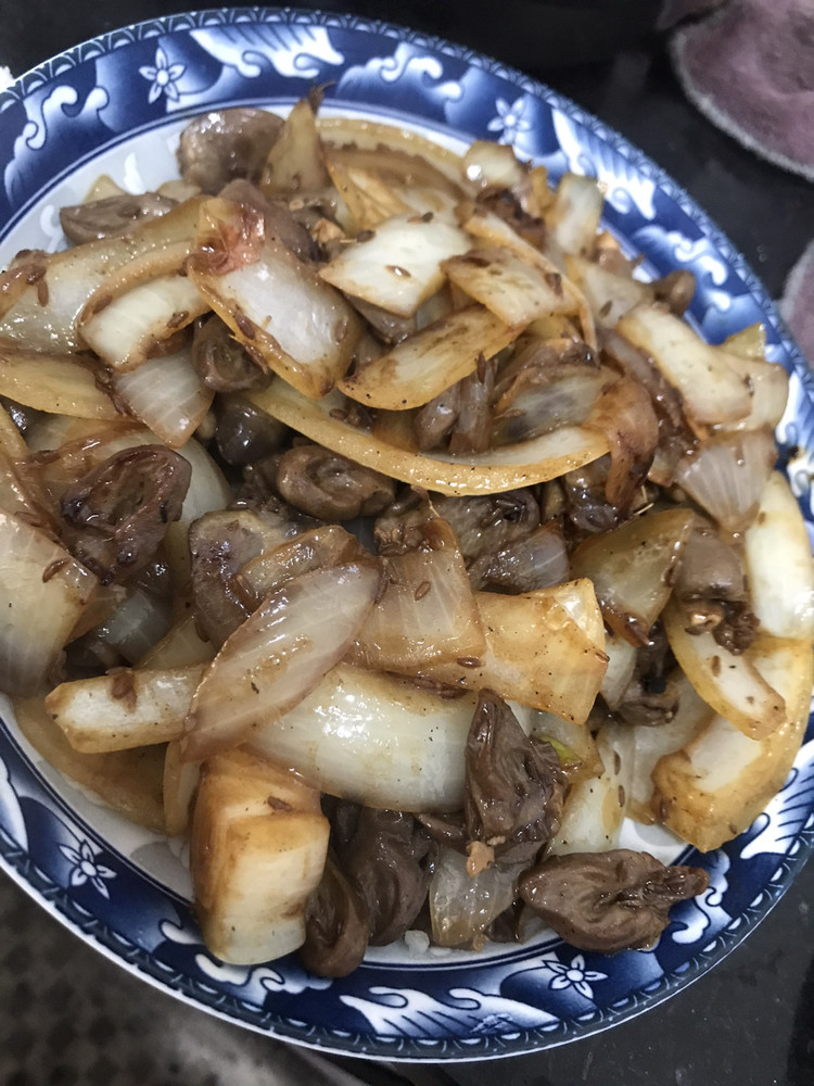 洋葱炒鸡心的做法