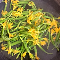 ［春夏菜]黄瓜菜凉拌皮蛋的做法图解4