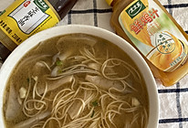 #太太乐鲜鸡汁芝麻香油#鸡汁蘑菇汤面的做法