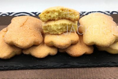 新疆砂糖饼干，金黄酥脆，回味无穷，有着独特的醇香口感。