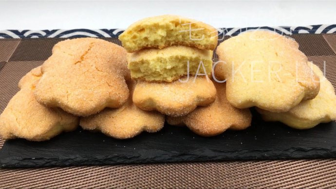 新疆砂糖饼干，金黄酥脆，回味无穷，有着独特的醇香口感。
