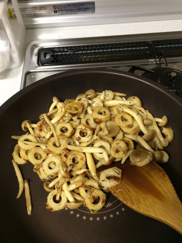 日式真姬菇炒鱼竹轮的做法图解5