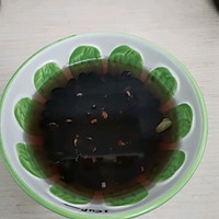 蟹味菇黑豆猪尾汤的做法图解1