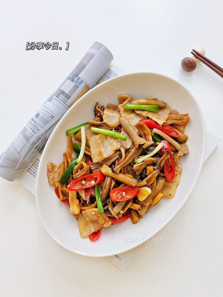 鹿茸菇炒五花肉的做法
