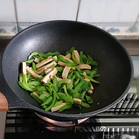 #憋在家里吃什么#芹菜炒豆腐干的做法图解6