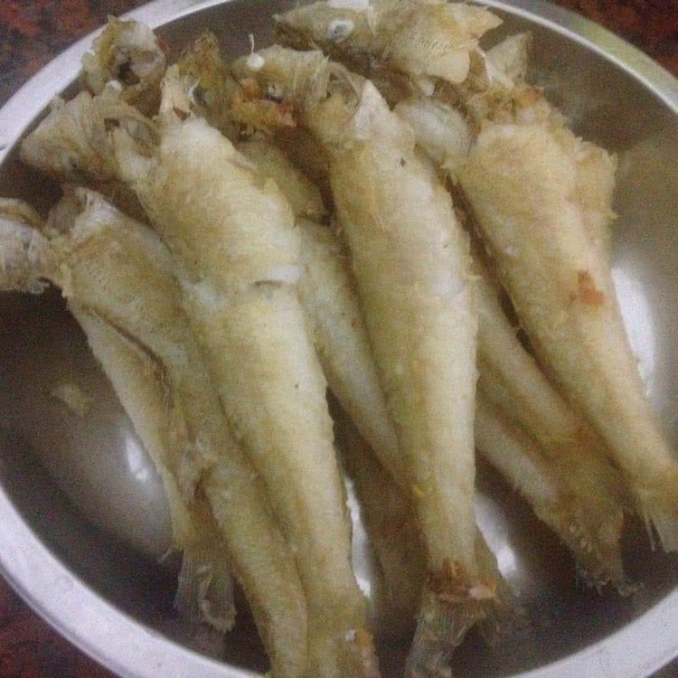 炸小白鱼的做法