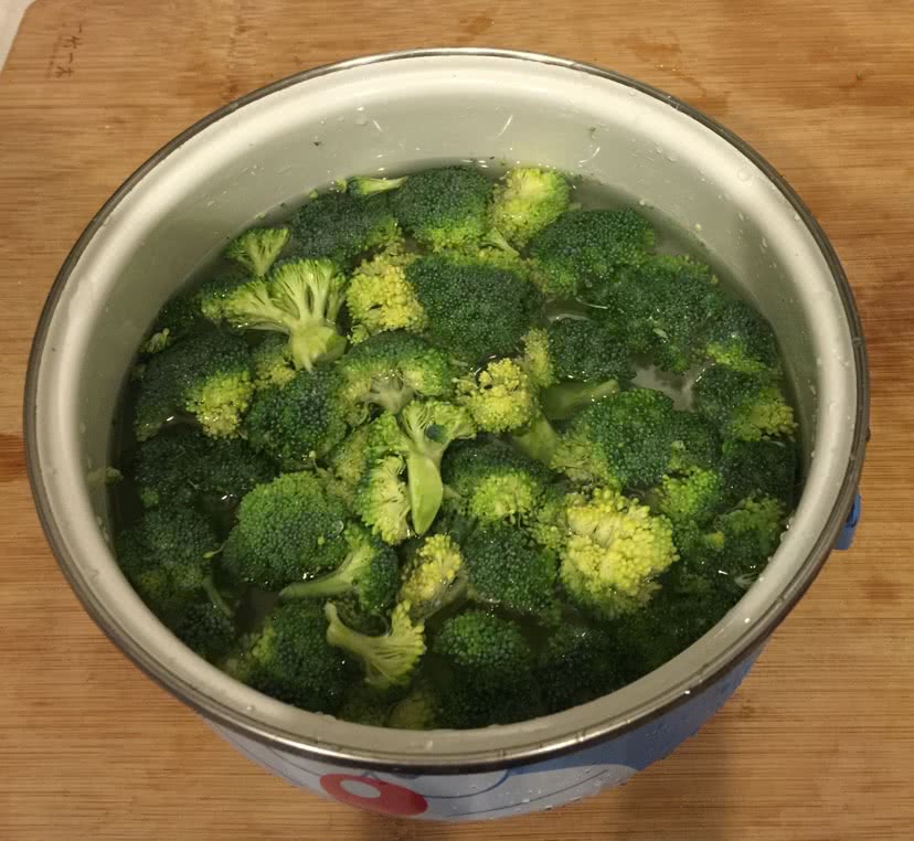 豆豉西兰花的做法图解1