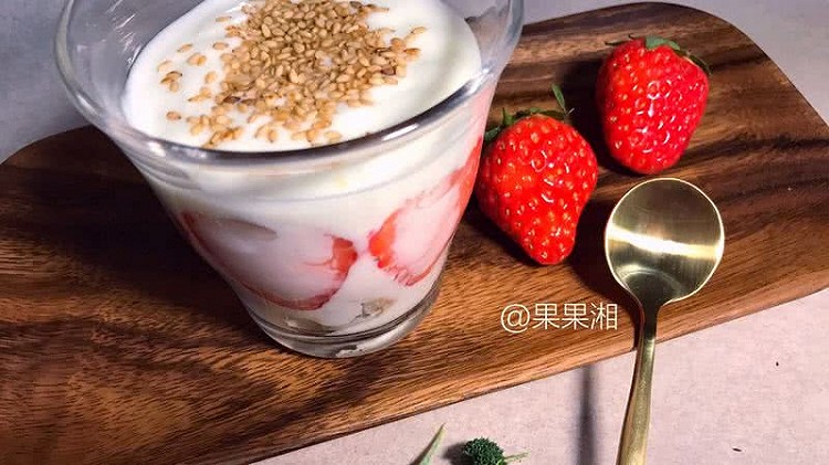草莓酸奶吐司杯的做法