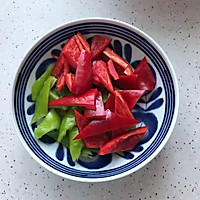 #餐桌上的春日限定#青红椒腐皮黄白菜的做法图解4