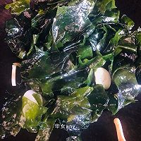 #少盐饮食 轻松生活#虾滑鸡蛋裙带菜汤的做法图解5