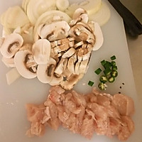 蘑菇鸡肉炒洋葱的做法图解1