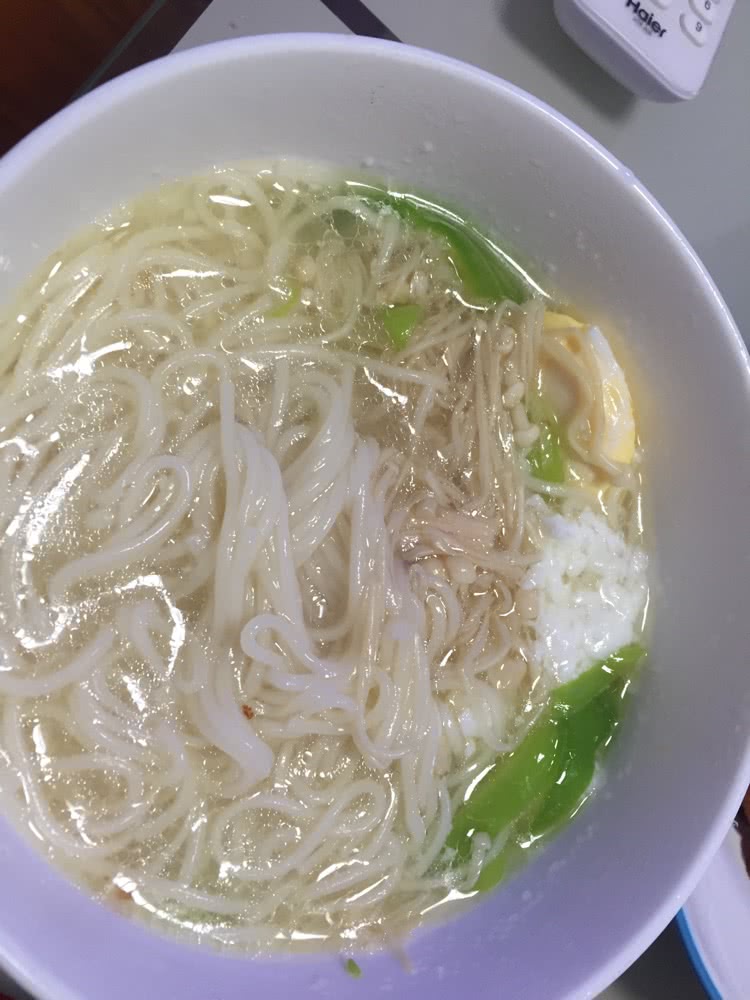 金针菇青椒鸡蛋面的做法图解3