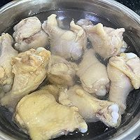 #葱伴侣豆瓣酱能蘸善炒#蜜汁玉米鸡腿煲的做法图解1