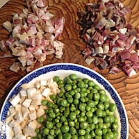 腊肉豌豆闷饭的做法图解1